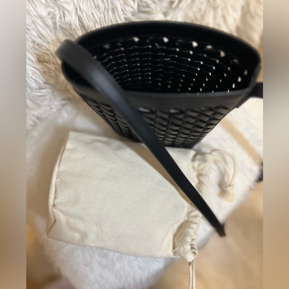 🖤🖤NWT- ADORABLE BLACK WOVEN BUCKET CROSSBODY W/ INTERIOR DRAWSTRING BAG🖤🖤 - Picture 10 of 14